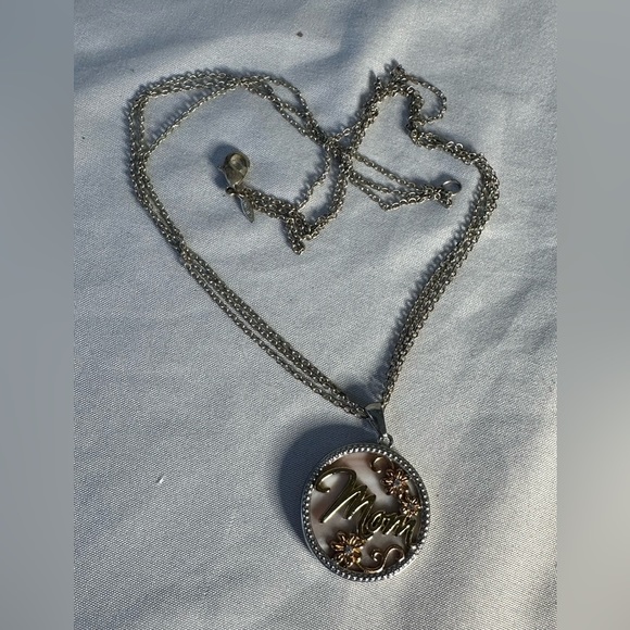 Silvertone and mother of pearl Mom necklace - Picture 5 of 9